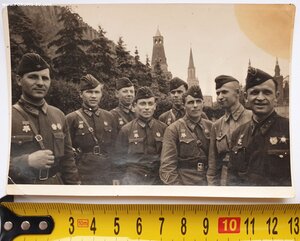 Лётчики с наградами на Красной Площади лето 1942 год