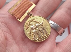 Знак, медаль, заслуженный работник Культуры Китая на доках.