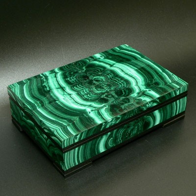 Малахитовая шкатулка и самородок из малахита.