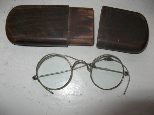 Очки Оля Берия. :) В деревянном пинале.