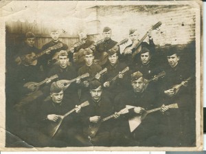 Бойцы со струнными инструментами 1941 год