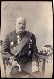 Чиновник с высокими орденами.