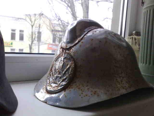 Каска пожарника в никелировке.