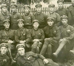 Фото - бойцы НКВД со знаками.