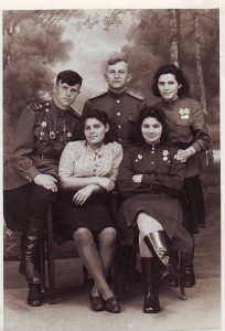 Боевые подруги с танкистами.