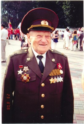 Кавалер 4 орденов Славы.