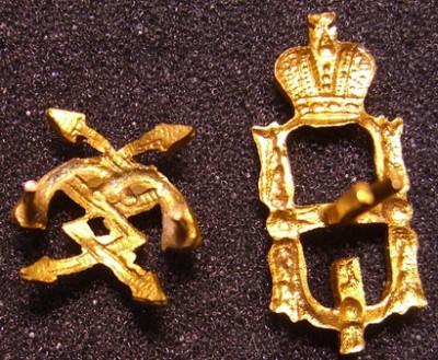 Две петличные эмблемы: фельдегерь и Н I.