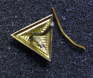 Треугольнмк, петл.эмблема.