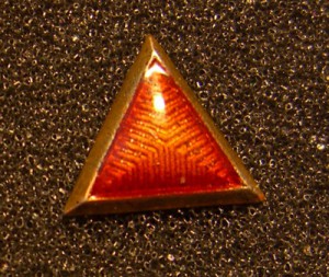 Треугольнмк, петл.эмблема.