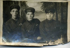Два фото НКВДешников со значками