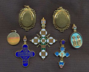 Нательные кресты и иконы.