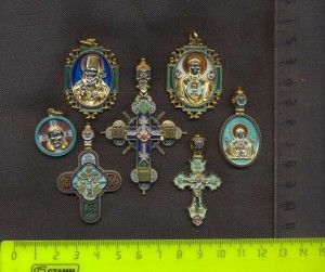 Нательные кресты и иконы.