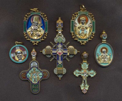 Нательные кресты и иконы.