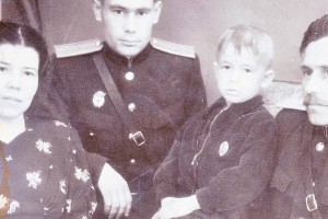 Мальчик с интересным знаком.