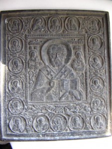Никола с медальонами.