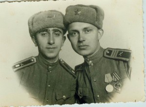 Два сержанта. Интересная шифровка на погонах.