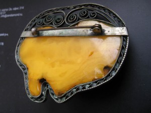 Брошь янтарь