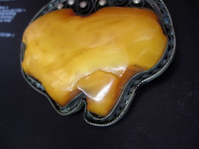 Брошь янтарь