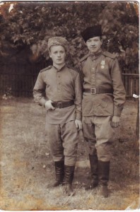 2 фото казачков.1944г.