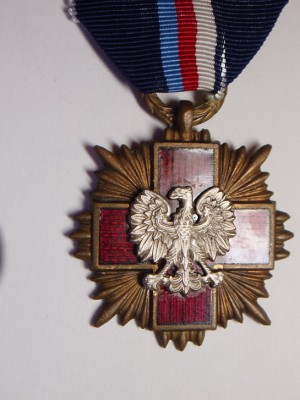 Крест Заслуги Польского Красного Креста ,"золотой" 2 класс