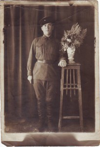 Связист в папахе. Казахстан 1941г.