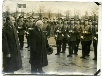 Хрущев с солдатами, детьми и свитой