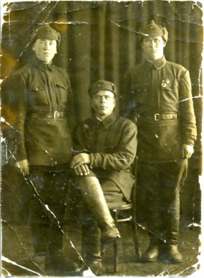 Три красноармейца.