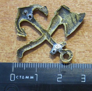 Кокарда ЖД, якорь и топор.