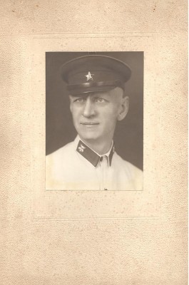 Хим знак на петлицах.