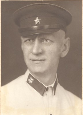 Хим знак на петлицах.