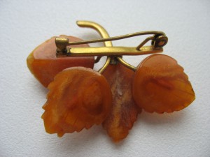 Брошка .Листья .Янтарь.
