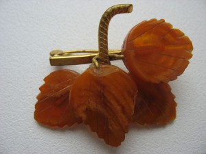 Брошка .Листья .Янтарь.