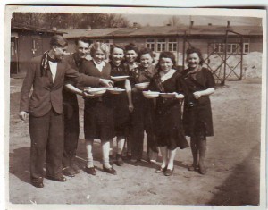 Остарбайтеры. Несколько фото. Не плохо они жили. 1942г.