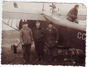 "Кукурузник". Прикольный снимок. :) Две тетки под самолетом.