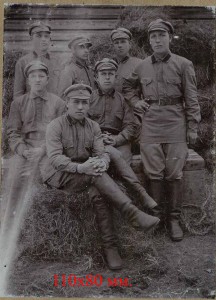 Группа красноармейцев, один с интересным знаком.