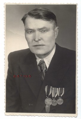 Поляк с тремя пол.медалями и знак.