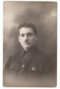 большевик со ЗНАКОМ "флаг с Лениным"