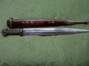 Кавказский кинжал фиксированно.