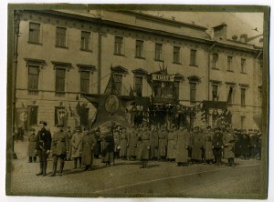 фото. 1-мая 1918 г. солдатики+знамена  и пр. и т.д.