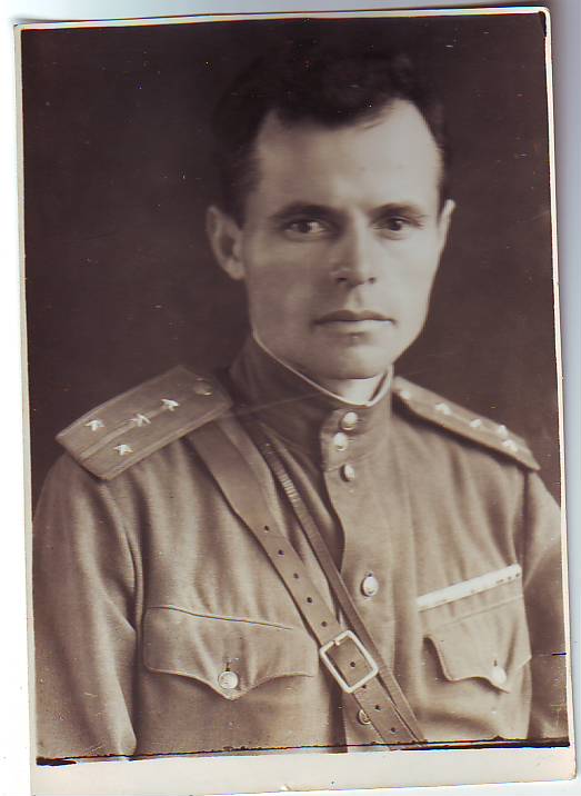 Несколько удостовирений личности. Есть интересные.