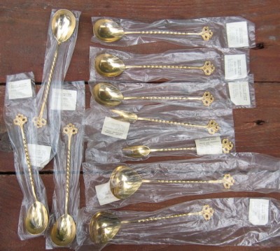 2 салатные ложки,2 вилки сервировочные, 6 чайных ложек.