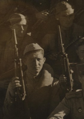 Группа людей с оружием