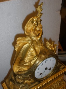 Часы с дамой,бронзовые в позолоте.