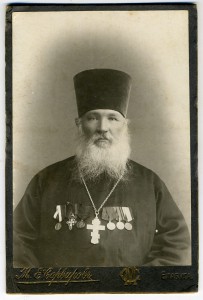 Священнослужитель с медалями и крестами