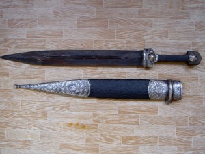 Старинный клеймёный кавказский кинжал.