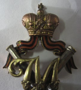 Знак артучилища.