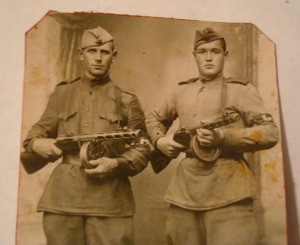 Бравые автоматчики!