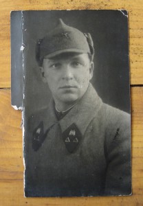 ПАРЕНЬ в шинели и будёновке