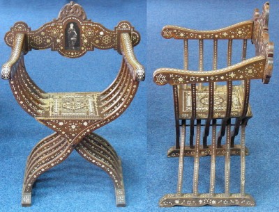 КОМИССАР возле КРЕСЛА(предположительно во дворце)