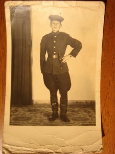 Нож разведчика на поясе